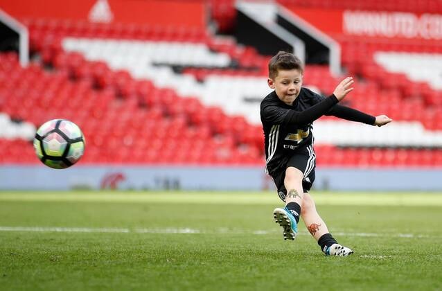 cau ca nha rooney tiep tuc ghi ban vao luoi liverpool hua hen tao song sat voi ronaldo jr hinh 1