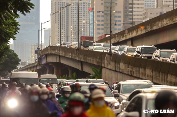 ha noi mua lon vao gio tan tam nhieu tuyen pho un tac hinh 1