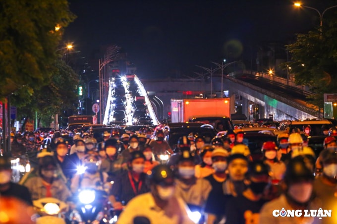 ha noi mua lon vao gio tan tam nhieu tuyen pho un tac hinh 4
