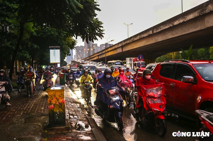ha noi mua lon vao gio tan tam nhieu tuyen pho un tac hinh 2