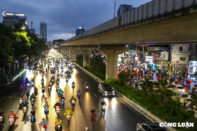 ha noi mua lon vao gio tan tam nhieu tuyen pho un tac hinh 6