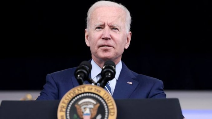 tong thong biden the chien dau de thong qua du luat co so ha tang hinh 1