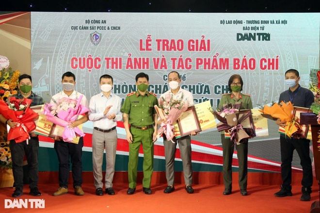 trao giai cuoc thi anh va tac pham bao chi ve phong chay chua chay va cuu nan cuu ho hinh 2