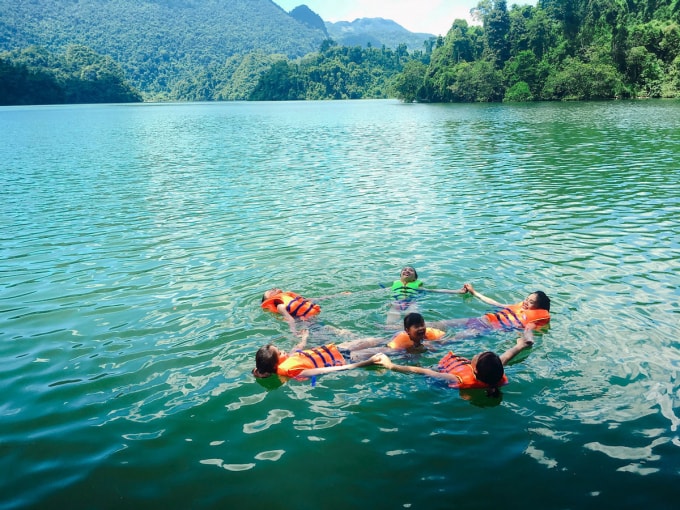 du lich ho ba be vien ngoc xanh giua rung dong bac hinh 4