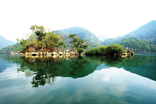 du lich ho ba be vien ngoc xanh giua rung dong bac hinh 1
