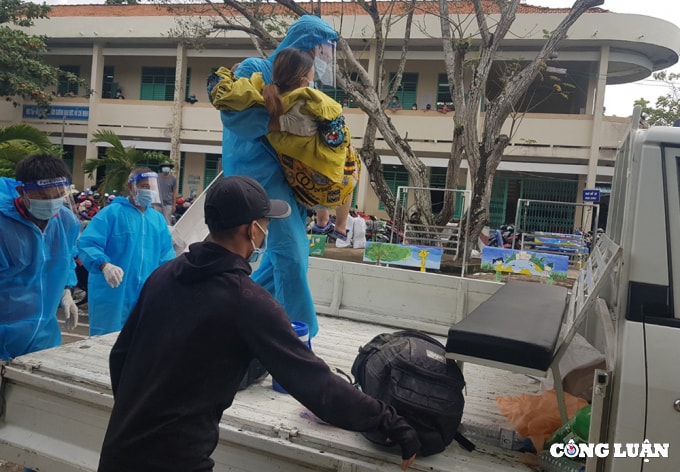 san phu ve tu vung dich duoc cong an dua den benh vien ha sinh 2 be trai an toan hinh 1