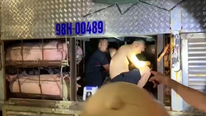 lai xe giau 4 nguoi trong thung cho lon de thong chot vao tinh quang ninh hinh 1