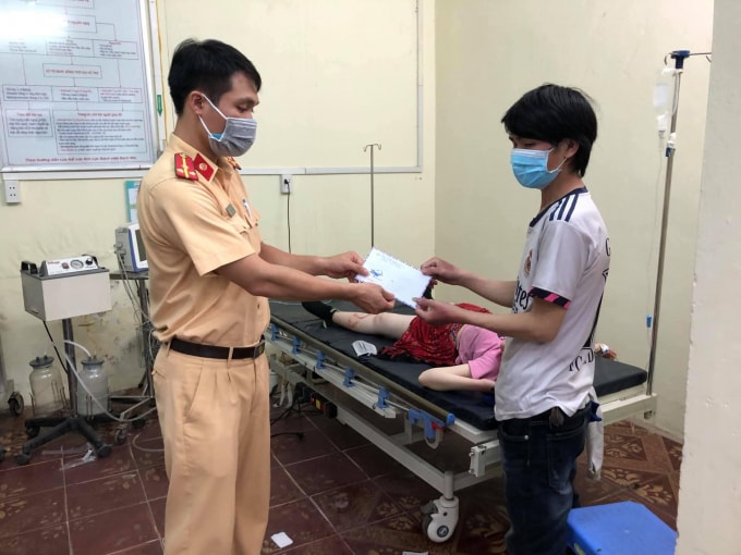 ha noi can bo doi csgt so 6 ho tro san phu tro da sinh con hinh 1