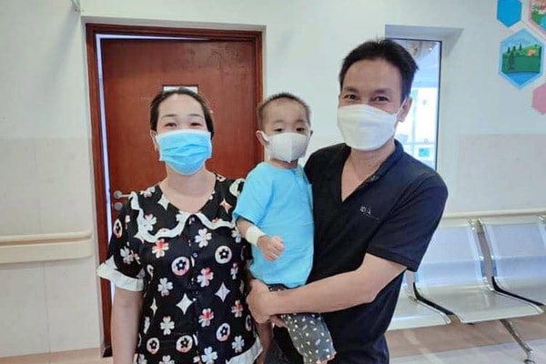 be 4 tuoi bi nhiem trung huyet viem phoi nang duoc chua khoi hinh 1
