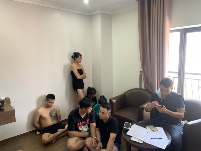 canh sat dot kich phat hien nhom nam nu dang bay lac trong dai tiec ma tuy hinh 1