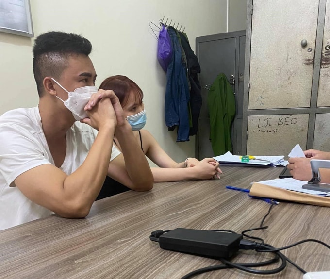 nguoi phu nu chan o to danh ghen giua duong hinh 2