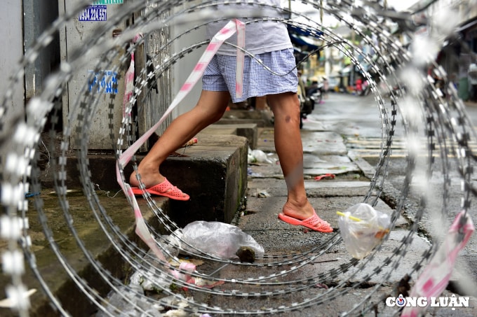 nguoi dan tp hcm chui hang rao thep gai de giao hang vi nhieu chot chan chua duoc thao do hinh 7