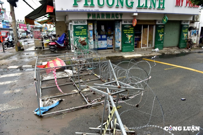 nguoi dan tp hcm chui hang rao thep gai de giao hang vi nhieu chot chan chua duoc thao do hinh 1