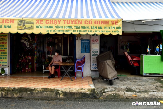nguoi dan tp hcm chui hang rao thep gai de giao hang vi nhieu chot chan chua duoc thao do hinh 5