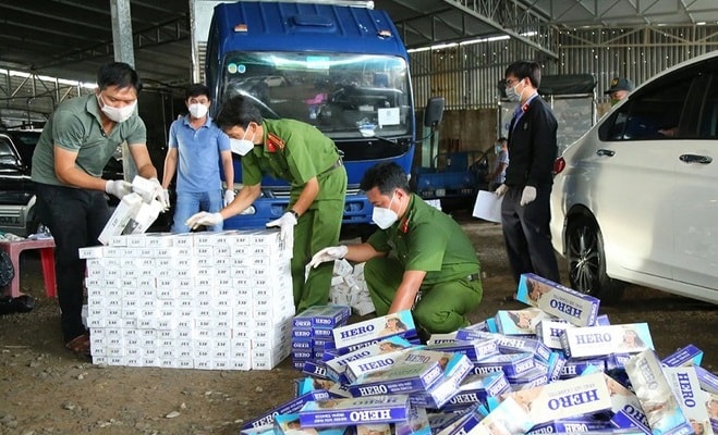 soc trang bat giu 2 doi tuong mua ban van chuyen 11200 bao thuoc la nhap lau hinh 1