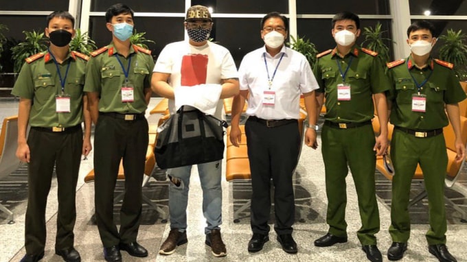 ha noi bat doi tuong nguoi han quoc bi interpol truy na quoc te hinh 1