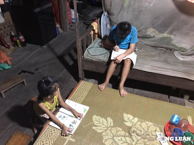 hoc online mua dich tre nho khong hieu bai phu huynh met moi vi phai ke ke sat ben hinh 3