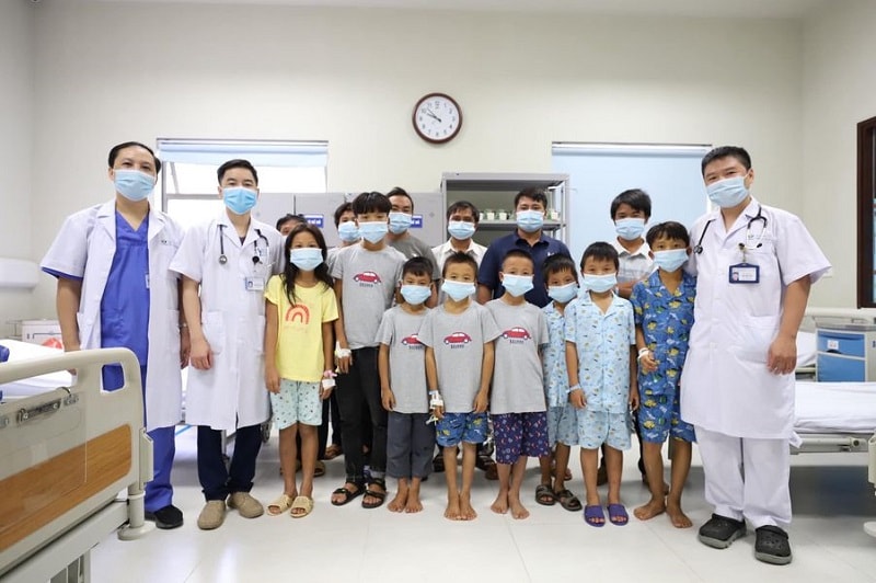 lao cai 8 tre em ngo doc do an qua hong chau duoc ra vien hinh 1