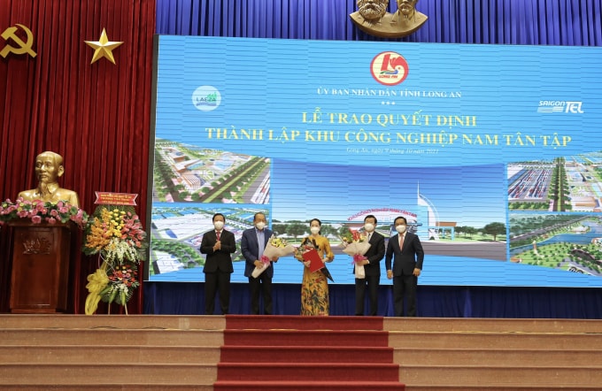 tinh long an trao quyet dinh chu truong dau tu va thanh lap khu cong nghiep nam tan tap hinh 1