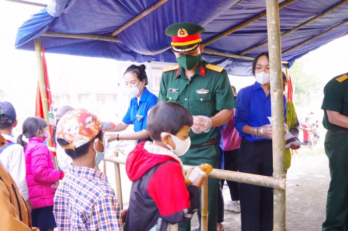 tu banh mi khong dong dam tinh quan dan nang buoc em den truong hinh 3