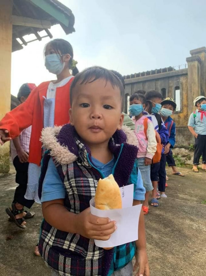 tu banh mi khong dong dam tinh quan dan nang buoc em den truong hinh 4