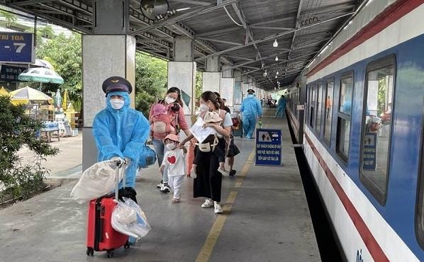 tp hcm dua nguoi mien trung ve que bang tau hoa tu ngay 15 10 hinh 1