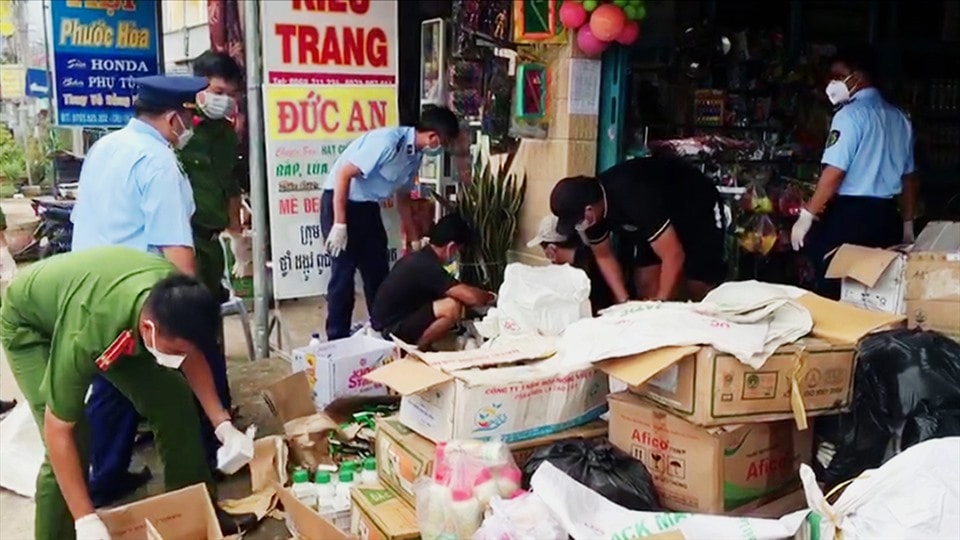 an giang phat hien cua hang kinh doanh 12000 chai goi vat tu nong nghiep het han hinh 1