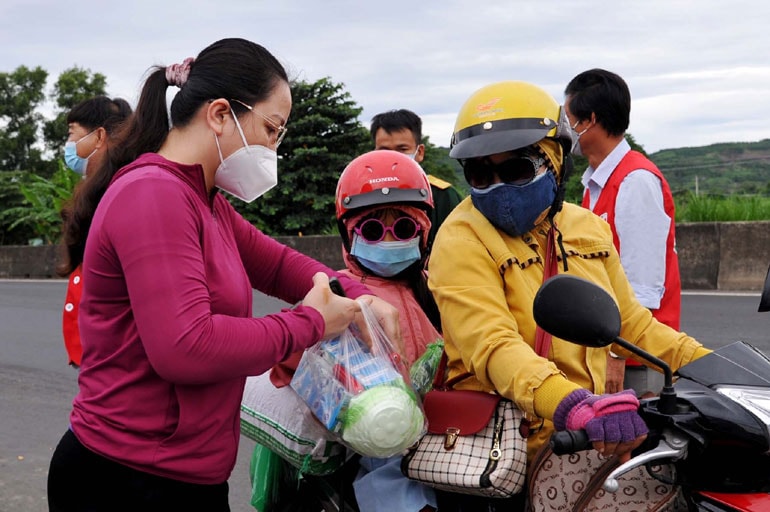 hoi nha bao tinh phu yen trao qua ho tro nguoi dan tu cac tinh phia nam ve que hinh 1