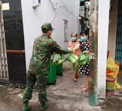 nguoi linh xung tran chong giac ngoai xam moi mang ten covid 19 hinh 2