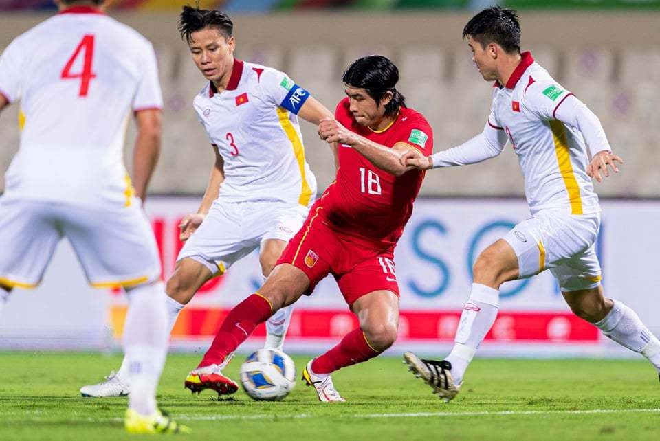 trung ve que ngoc hai chan thuong truoc tran gap oman hinh 2