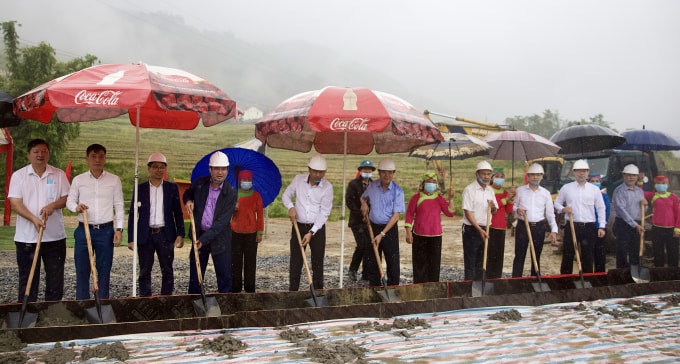 tt group trao tang 2000 tan xi mang ho tro thi xa sa pa cung hoa nen nha va lam duong hinh 3