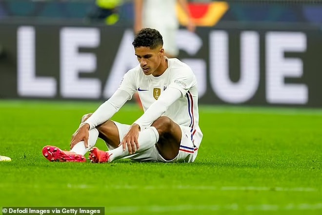 clb man utd lo sot vo vi chan thuong cua trung ve raphael varane hinh 1