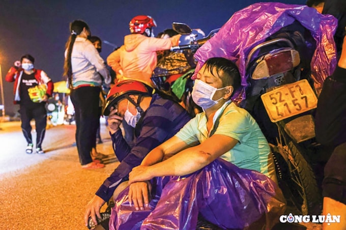 dau xot voi dong nguoi tro ve que huong trong canh trang tay hinh 2