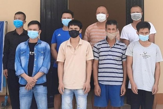 ha nam tam giu hinh su nhom doi tuong tu tap sat phat nhau tren chieu bac hinh 1