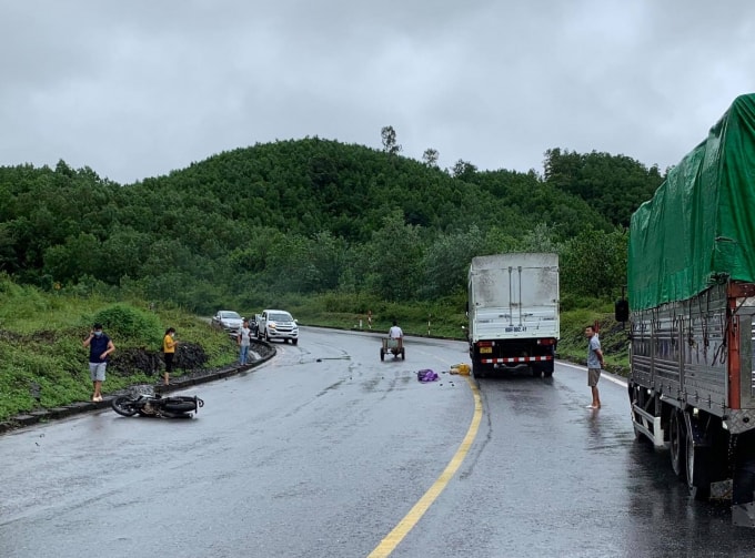 hoa binh va cham voi xe tai nguoi dan ong tu vong hinh 1
