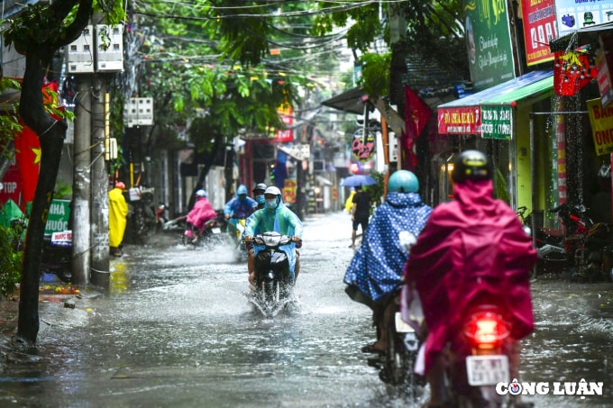 ha noi mua lon keo dai khien nhieu tuyen duong un tac vao gio cao diem dau tuan hinh 10