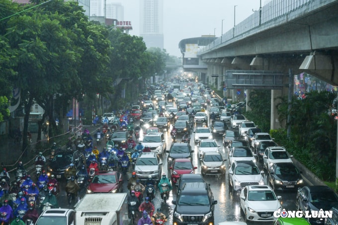 ha noi mua lon keo dai khien nhieu tuyen duong un tac vao gio cao diem dau tuan hinh 1