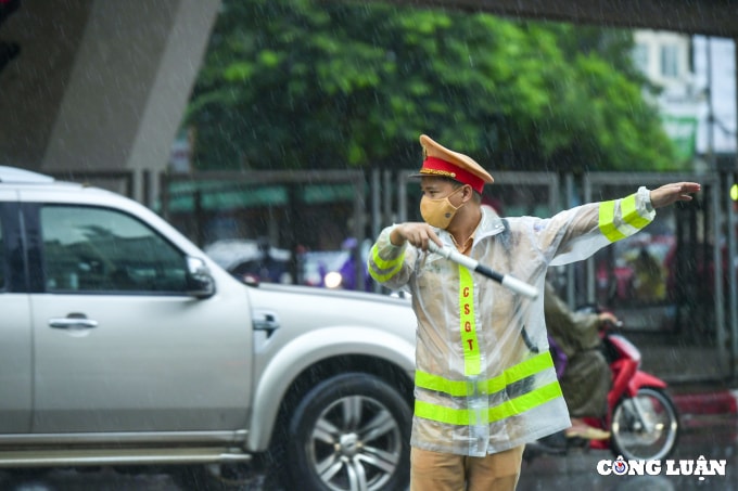 ha noi mua lon keo dai khien nhieu tuyen duong un tac vao gio cao diem dau tuan hinh 6