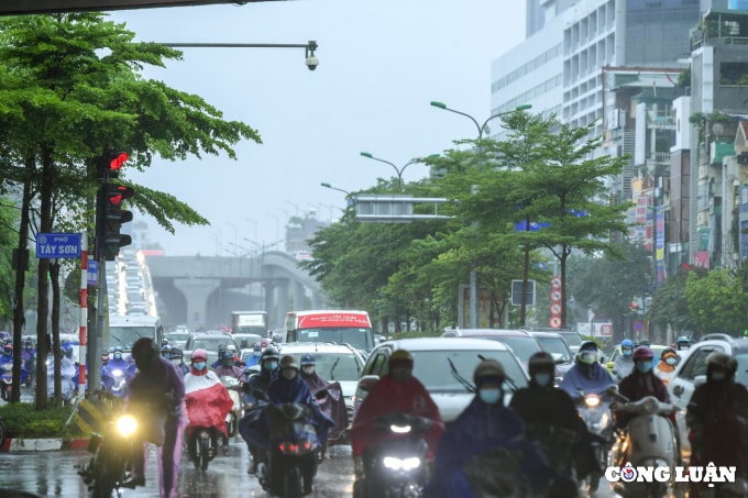 ha noi mua lon keo dai khien nhieu tuyen duong un tac vao gio cao diem dau tuan hinh 4