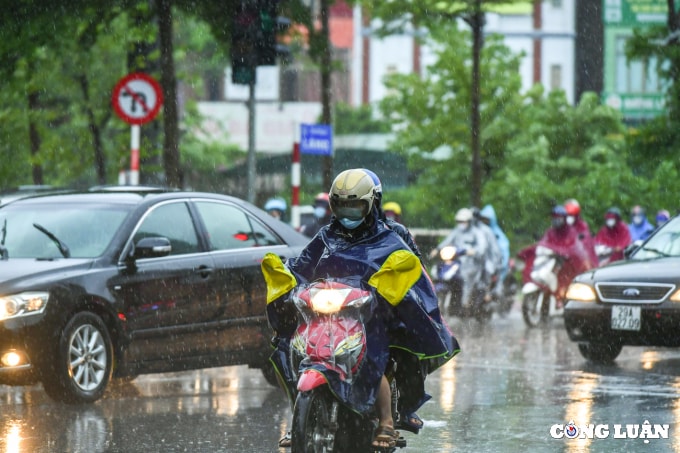 ha noi mua lon keo dai khien nhieu tuyen duong un tac vao gio cao diem dau tuan hinh 11