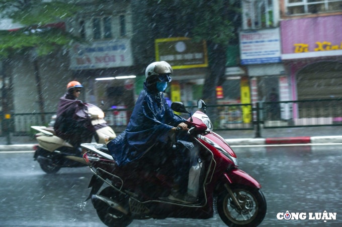 ha noi mua lon keo dai khien nhieu tuyen duong un tac vao gio cao diem dau tuan hinh 8