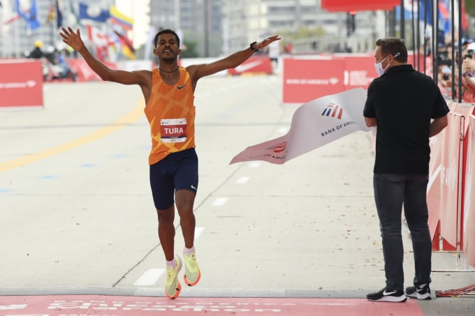 chang trai it ten tuoi den tu ethiopia bat ngo dang quang chicago marathon 2021 hinh 2