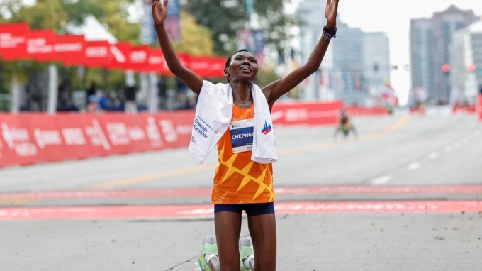 chang trai it ten tuoi den tu ethiopia bat ngo dang quang chicago marathon 2021 hinh 3