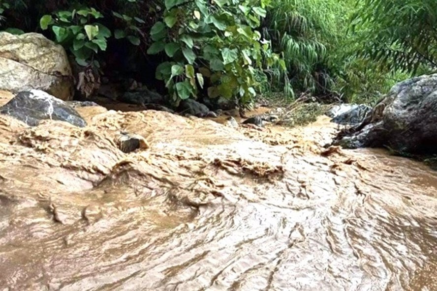 yen bai hai nguoi bi mua lu cuon troi mat tich hinh 1