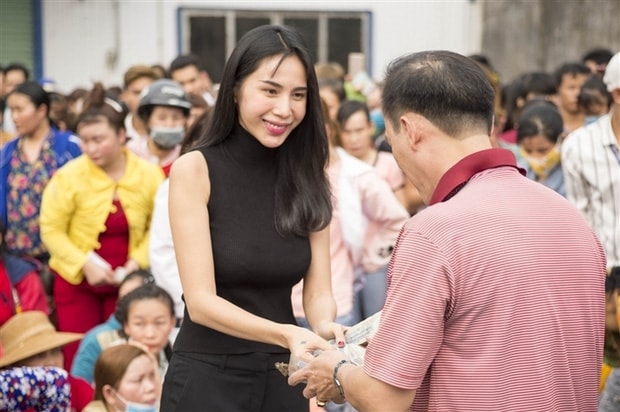 hue khang dinh thuy tien hoai linh khong phoi hop voi dia phuong di trao qua tu thien hinh 2