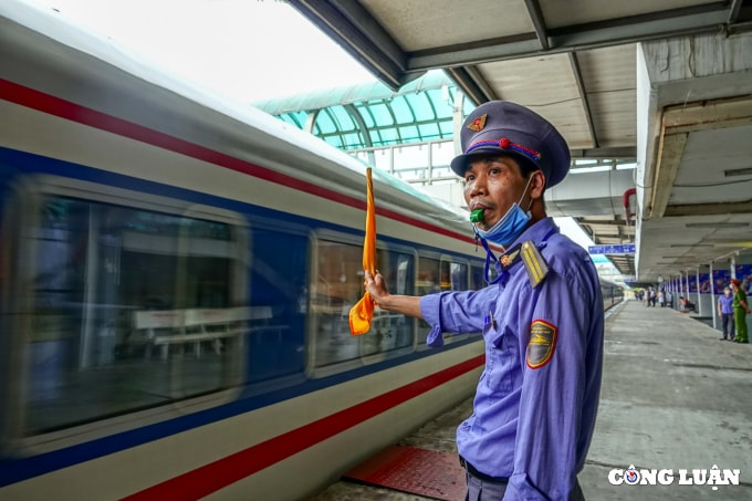 tau khach bac  nam bat dau chay tro lai nguoi dan vui mung khi duoc ve que hinh 1