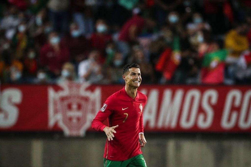 ronaldo lap hat trick trong tran thang 5 0 cua bo dao nha hinh 1