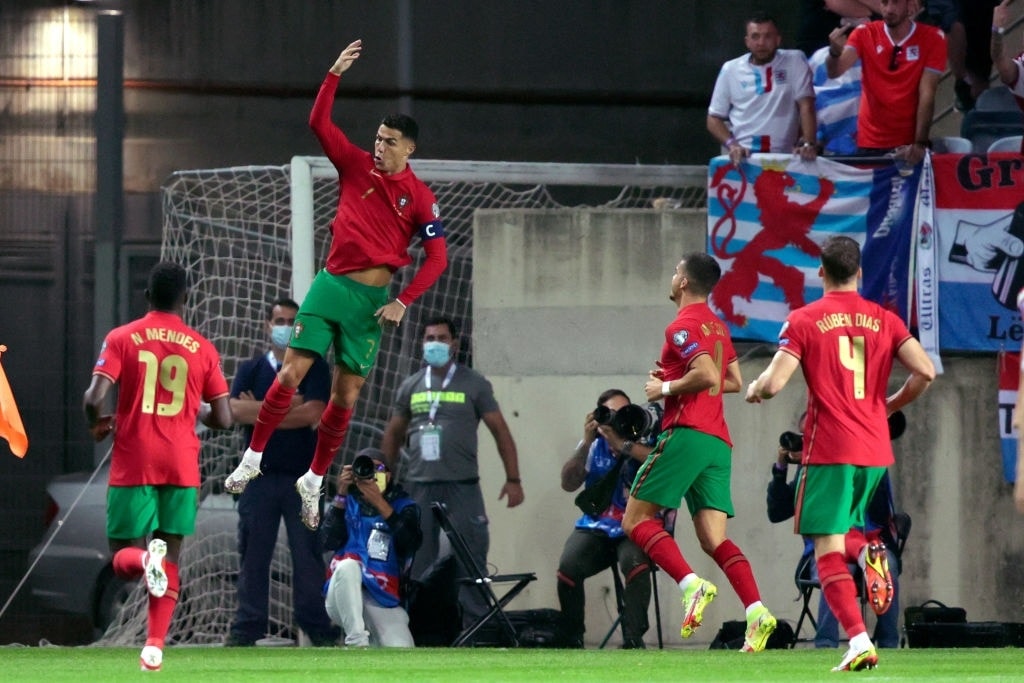 ronaldo lap hat trick trong tran thang 5 0 cua bo dao nha hinh 3