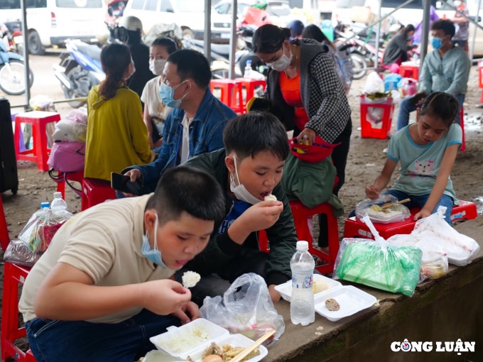 hang chuc nghin phan qua tiep suc cho nguoi dan ve que tranh dich hinh 5