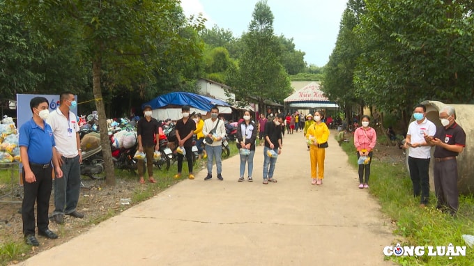 hang chuc nghin phan qua tiep suc cho nguoi dan ve que tranh dich hinh 7